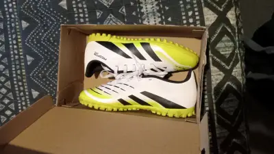 Zapatillas de fútbol Adidas Predator blancas y amarillas - miniatura 3