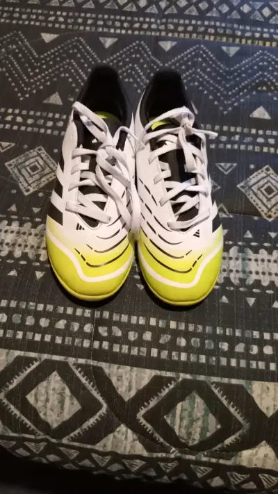 Zapatillas de fútbol Adidas Predator blancas y amarillas - miniatura 4