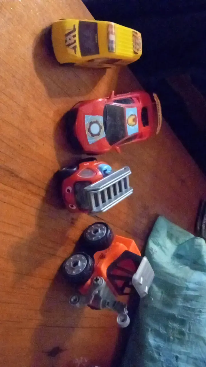 Auto de juguete deportivo rojo