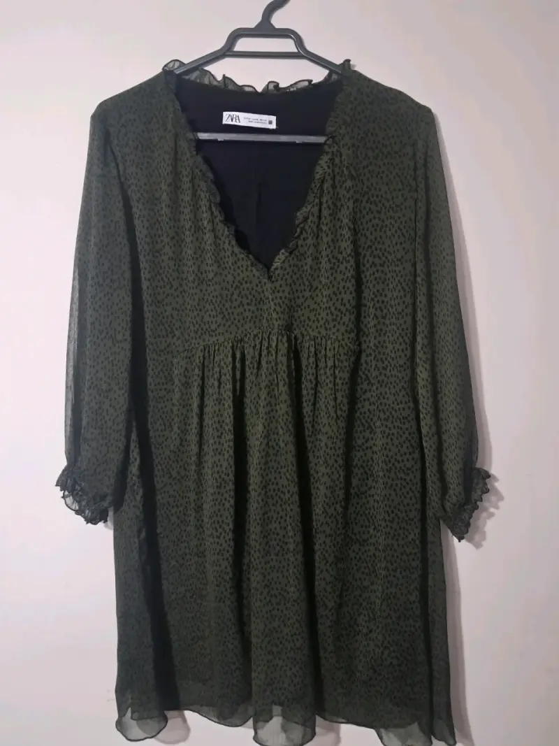 Vestido Zara verde con estampado de puntos - 1