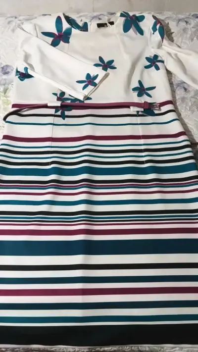 Vestido floral y rayas multicolor - miniatura 1