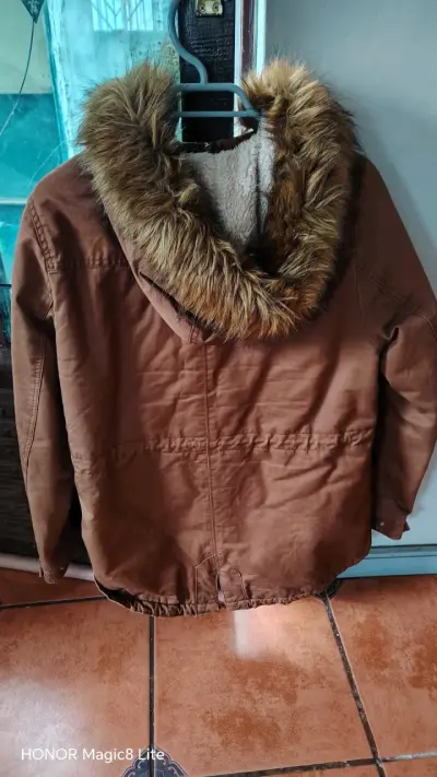 Chaqueta marrón con capucha de piel sintética - miniatura 1