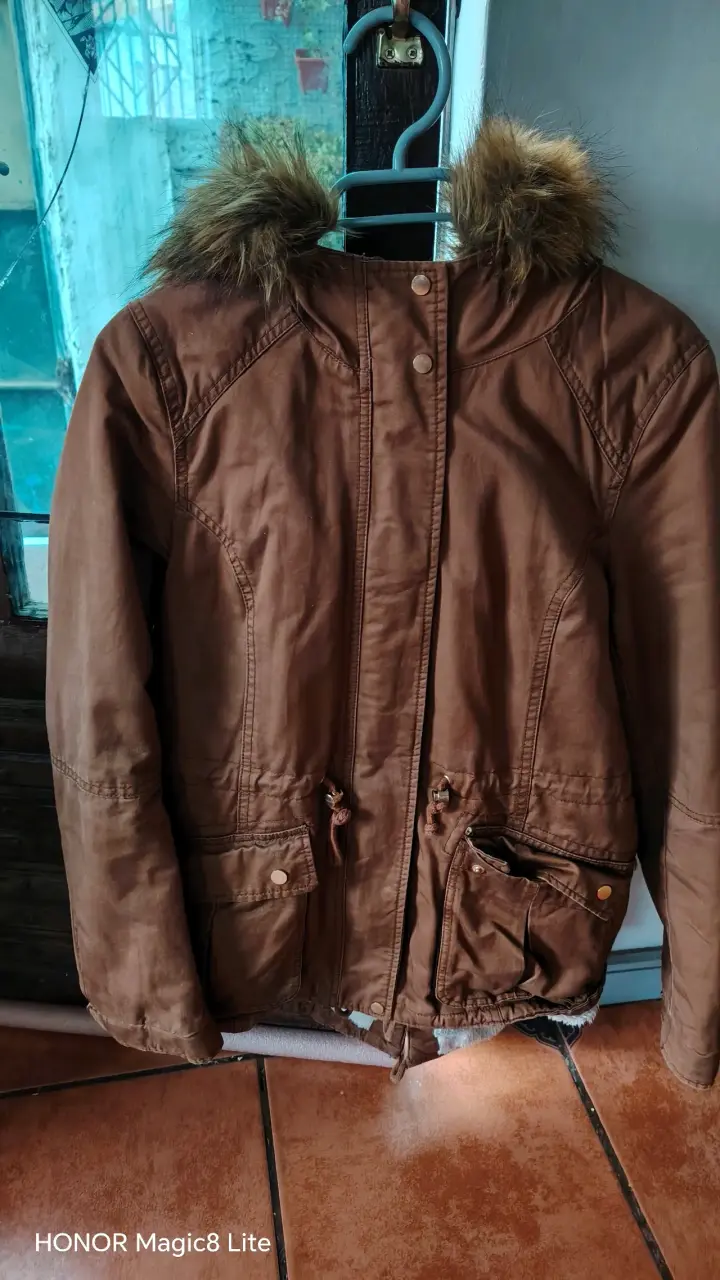 Chaqueta marrón con capucha de piel sintética - 2