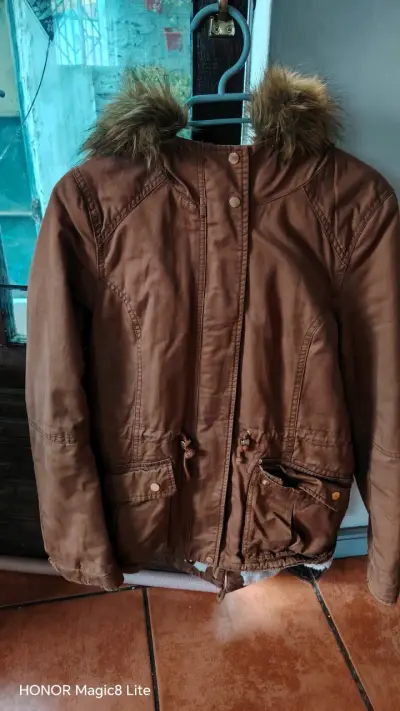 Chaqueta marrón con capucha de piel sintética - miniatura 2