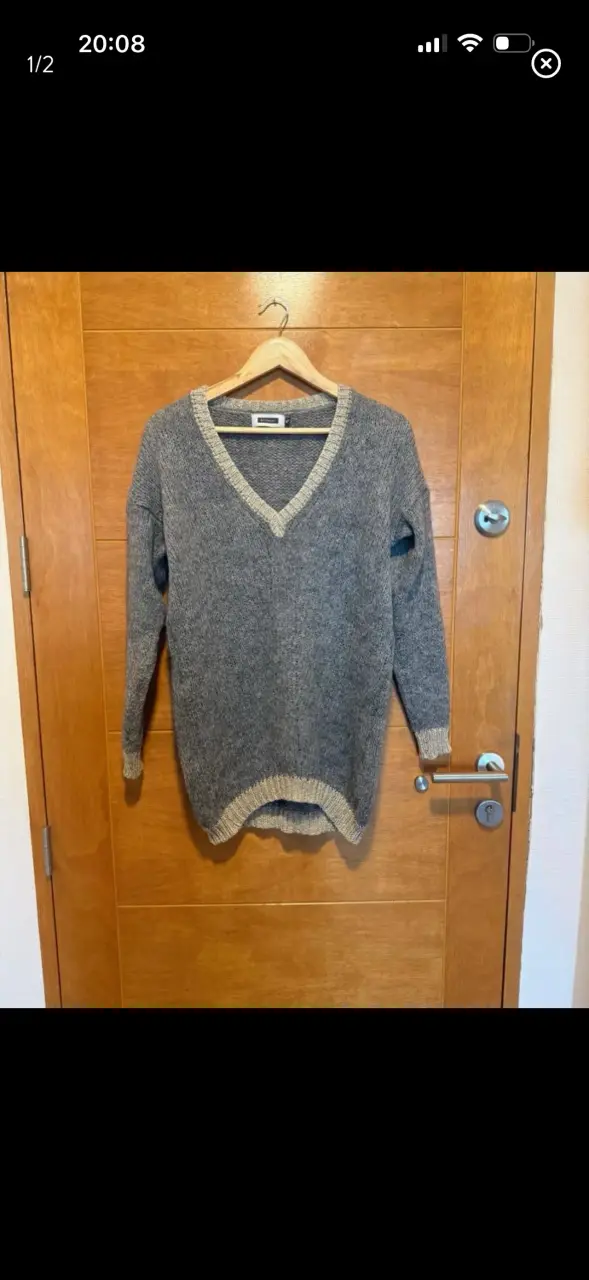 Suéter gris de lana con cuello en V - 1