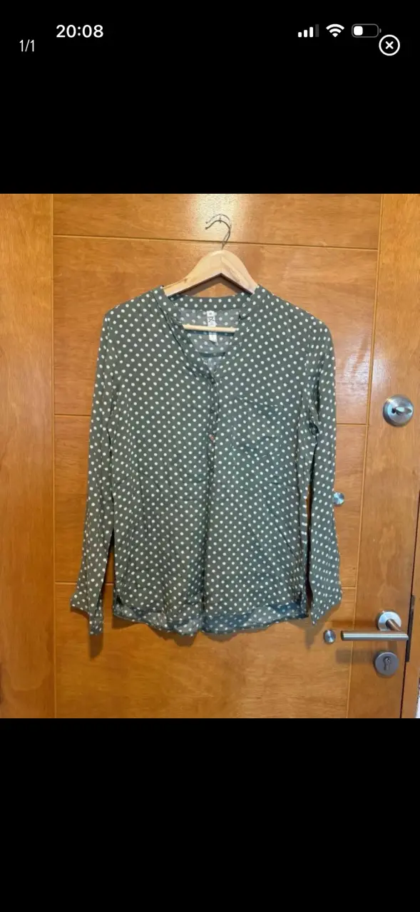 Blusa verde de lunares blancos