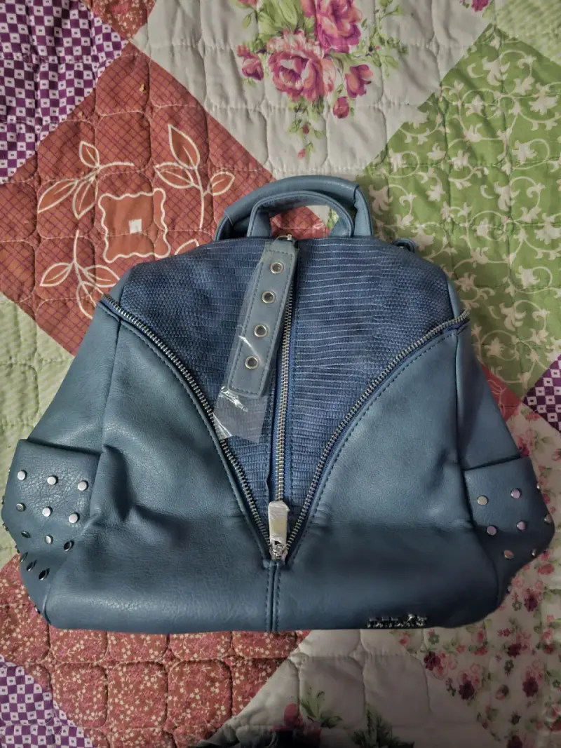Mochila azul de cuero con tachas