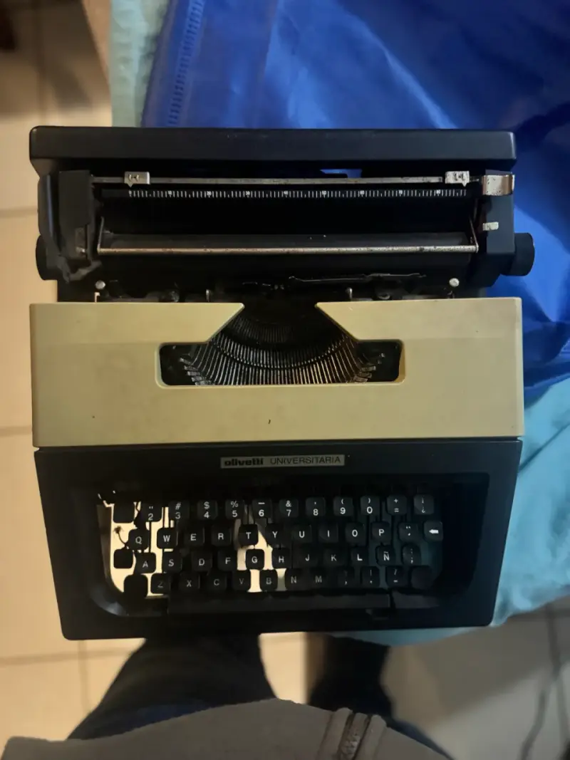 Máquina de escribir Olivetti Universitaria vintage - 1