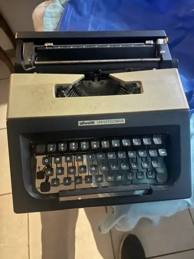 Máquina de escribir Olivetti Universitaria vintage - miniatura 2