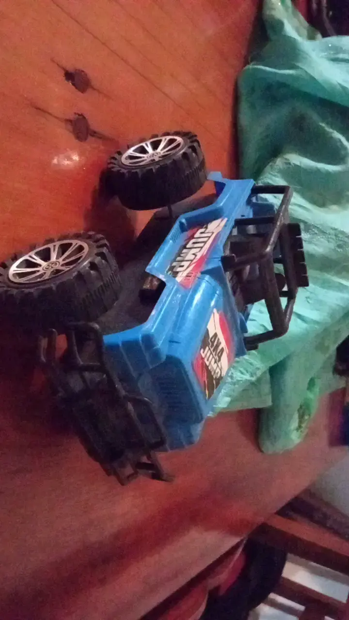 Camioneta de juguete 4x4 azul