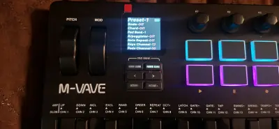 Controlador MIDI M-Wave con pads iluminados - miniatura 1