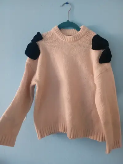 Suéter beige con lazos negros en hombros - miniatura 1