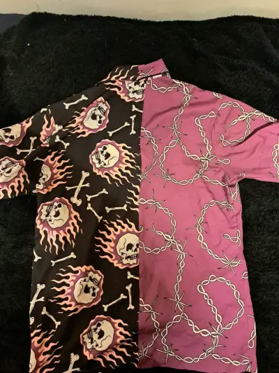 Camisa estampada de calaveras y alambre de púas - miniatura 2