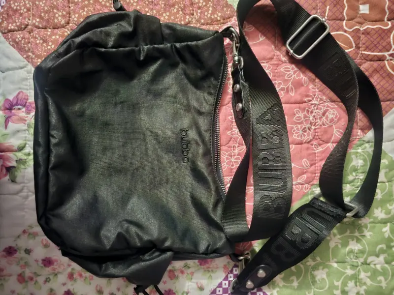 Bolso cruzado negro Bubba con correa ajustable