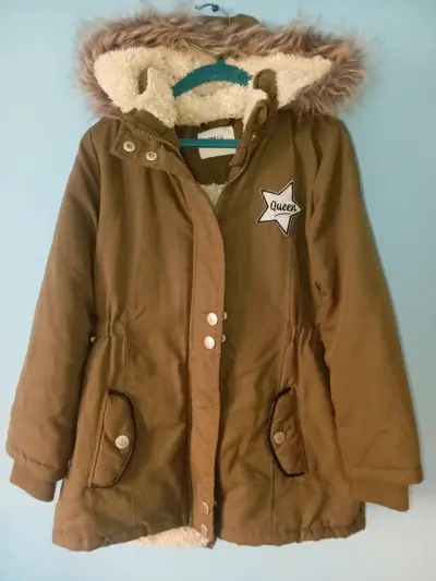 Parka verde con capucha de piel sintética - miniatura 1