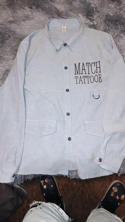 Camisa gris Match Tattoo con bolsillos - miniatura 1