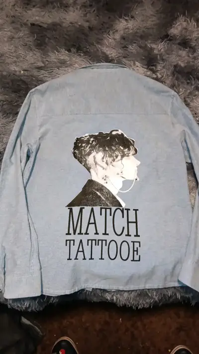 Camisa gris Match Tattoo con bolsillos - miniatura 2
