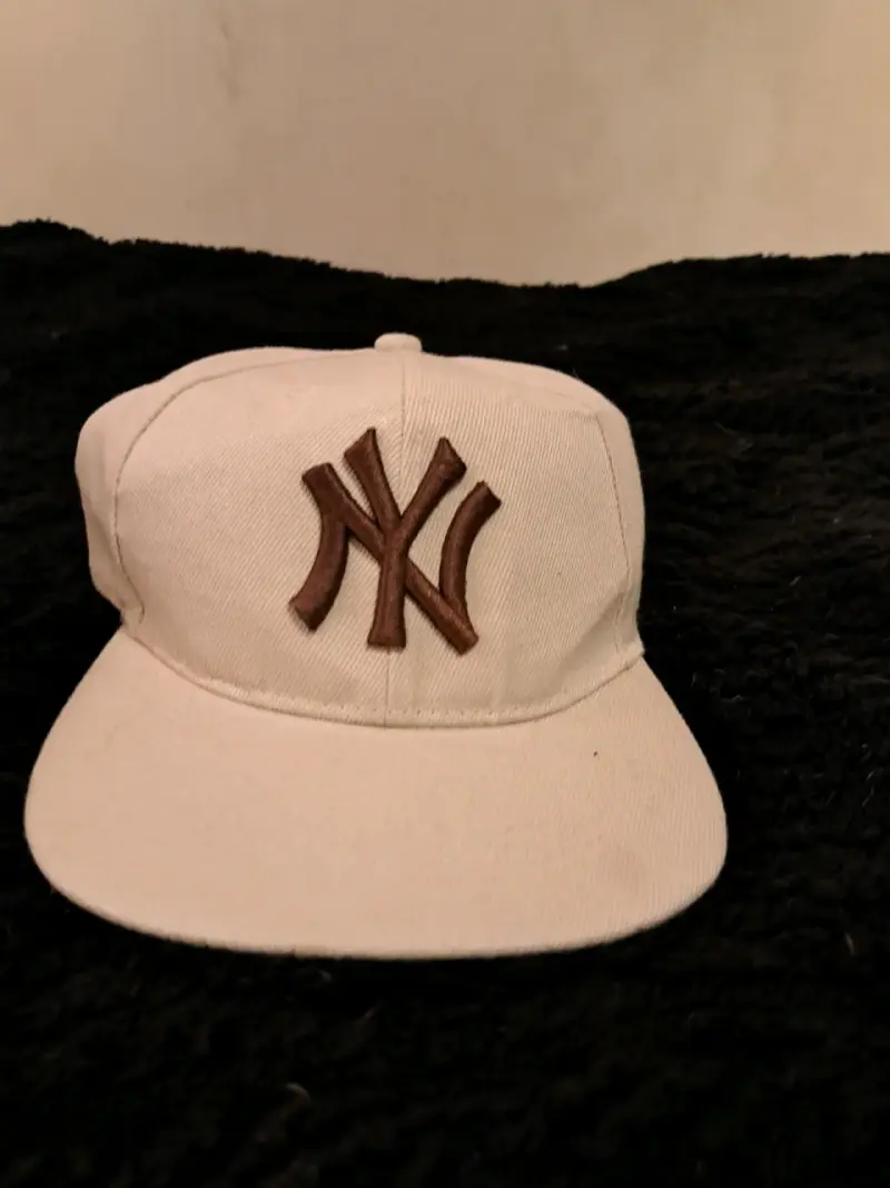 Gorra beige con logo bordado - 1