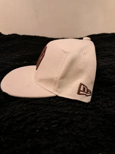 Gorra beige con logo bordado - miniatura 2