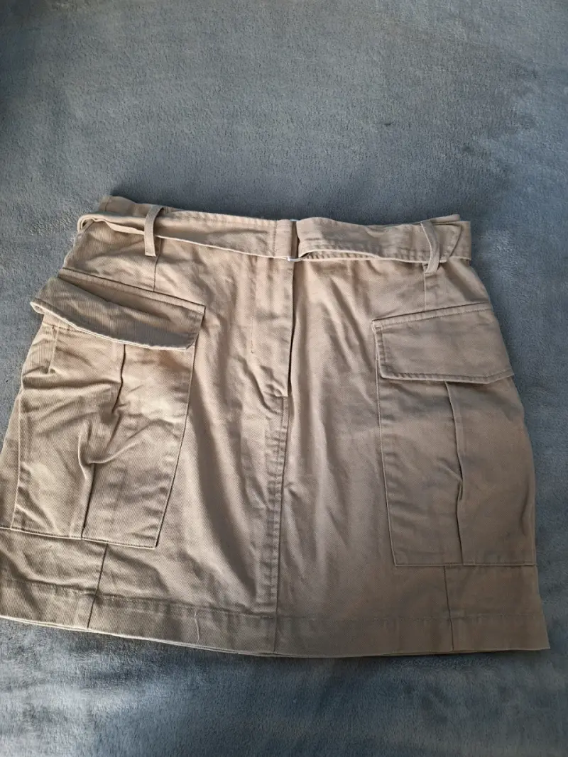 Falda cargo beige con bolsillos - 1
