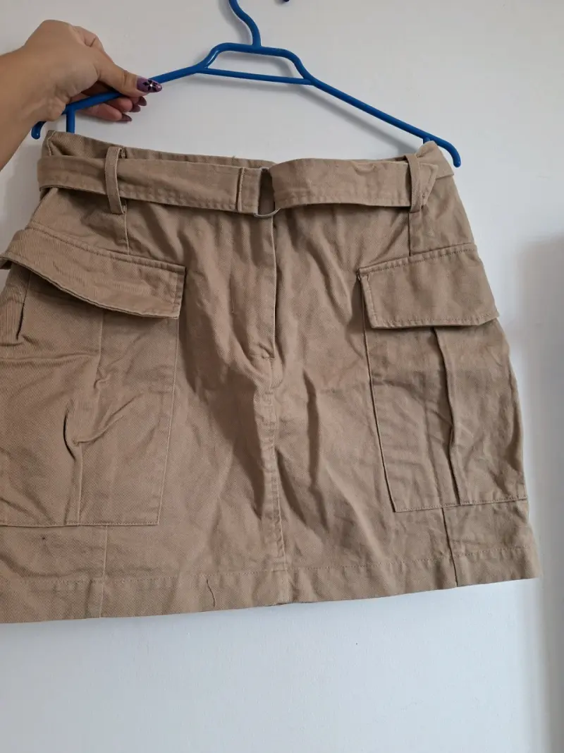 Falda cargo beige con bolsillos - 2