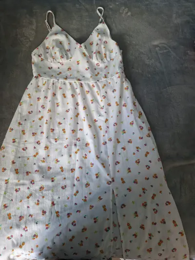 Vestido blanco con estampado floral de HyM - miniatura 1