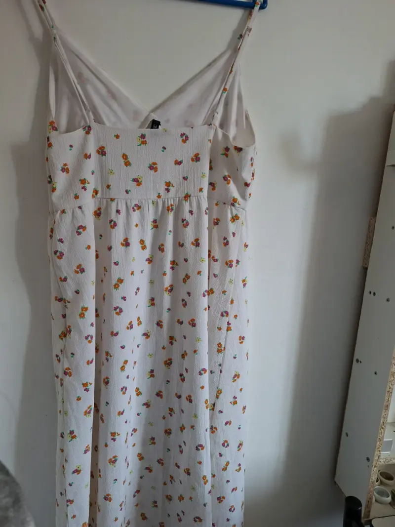 Vestido blanco con estampado floral de HyM - 2