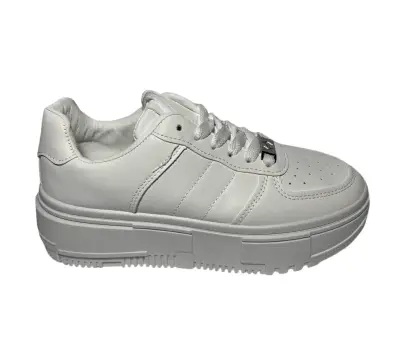 Zapatilla blanca eco cuero. Nuevas. Talla 36 a 40. - miniatura 1