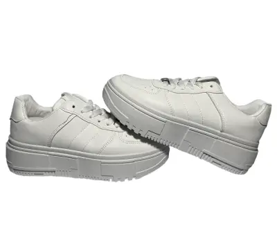 Zapatilla blanca eco cuero. Nuevas. Talla 36 a 40. - miniatura 2
