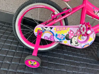 Bicicleta infantil Minnie Mouse rosa con ruedas de apoyo - miniatura 2