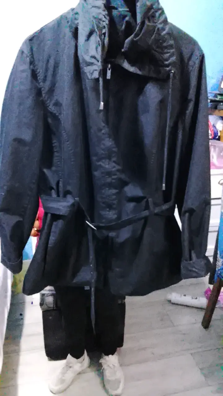 Chaqueta impermeable negra con capucha