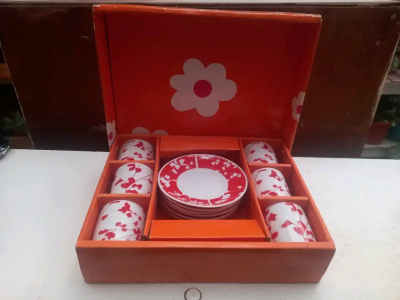 Set de tazas y platos de cerámica floral - 1