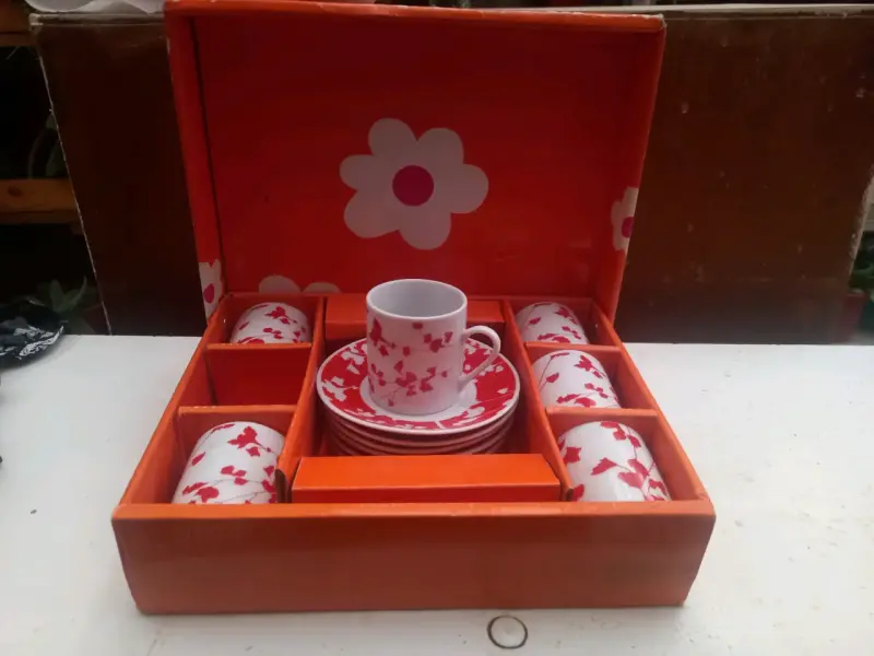 Set de tazas y platos de cerámica floral - 2