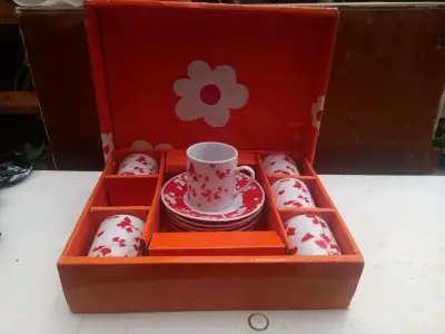 Set de tazas y platos de cerámica floral - miniatura 2