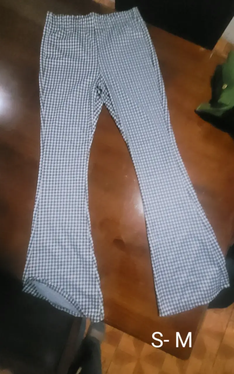 Pantalones acampanados a cuadros blanco y negro