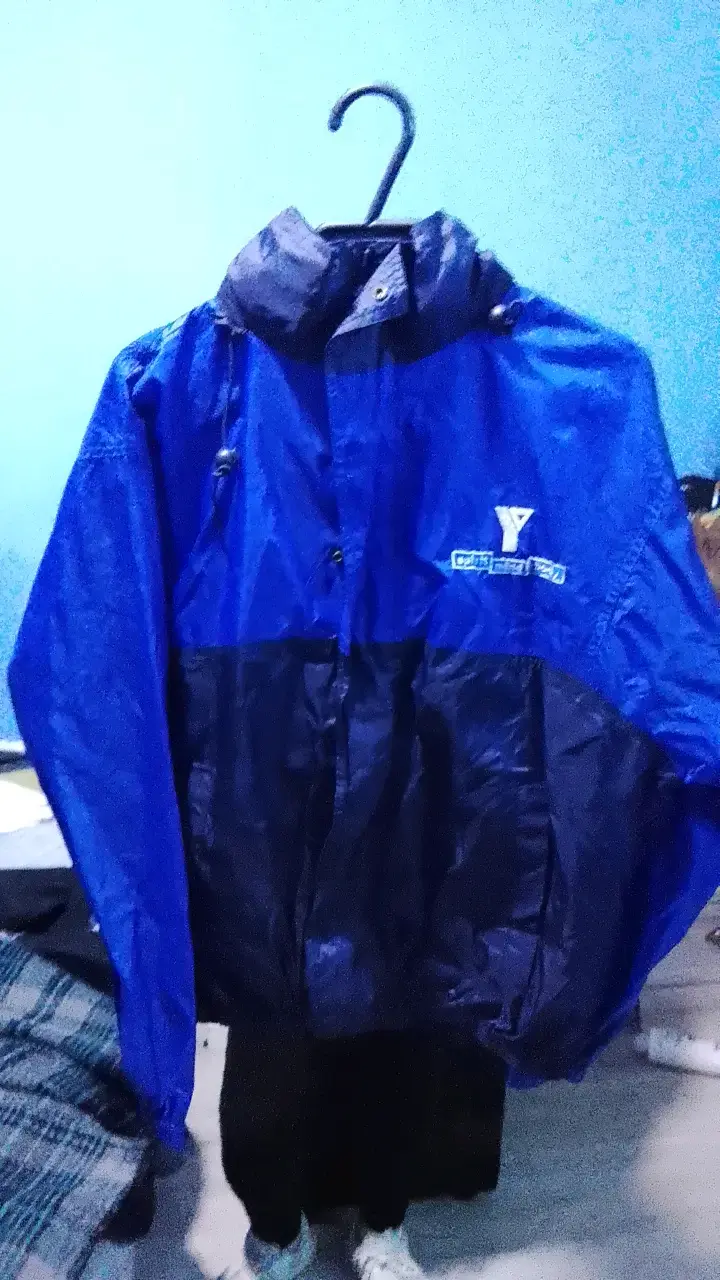 Chaqueta impermeable azul con capucha