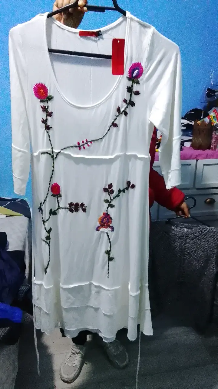 Vestido blanco con bordado floral