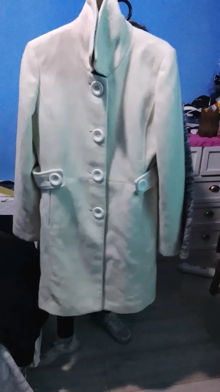 Abrigo blanco elegante para mujer