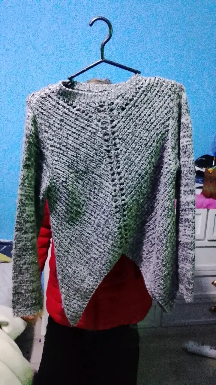 Suéter tejido gris con diseño asimétrico