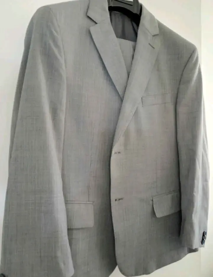 Traje gris elegante para hombre - 1
