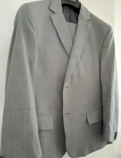 Traje gris elegante para hombre - miniatura 1