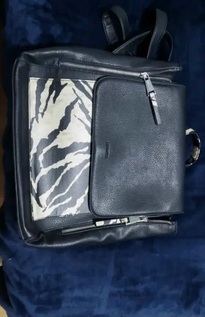 Mochila de cuero con diseño animal print - miniatura 1