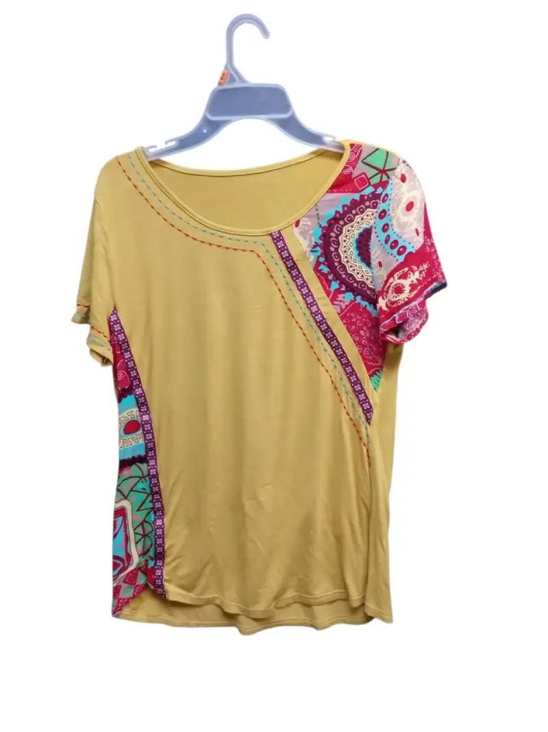 Polera amarilla con estampado colorido