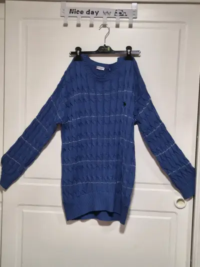 Suéter azul de lana con diseño trenzado - miniatura 1