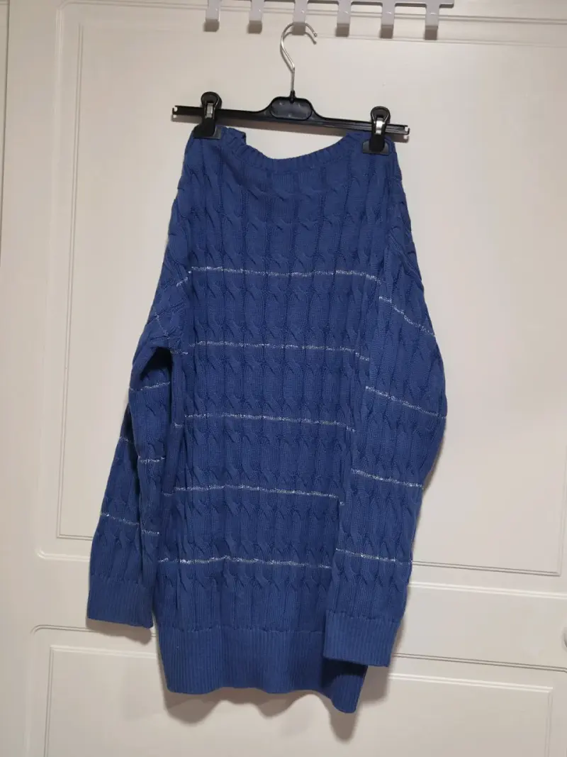 Suéter azul de lana con diseño trenzado - 2