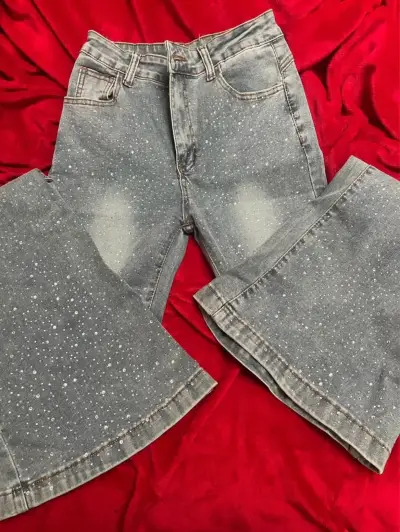 Jeans acampanados con detalles brillantes - miniatura 1