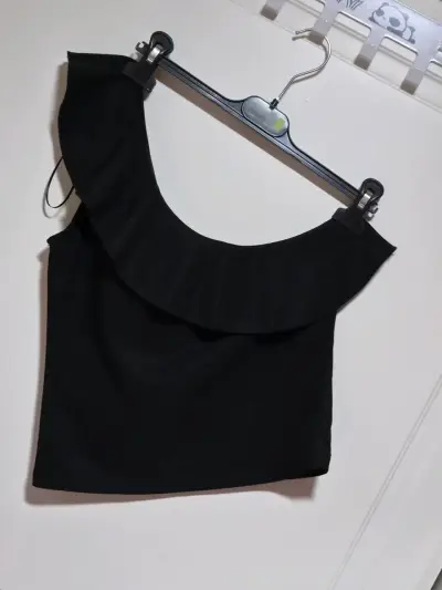 Top negro con volante elegante - miniatura 1