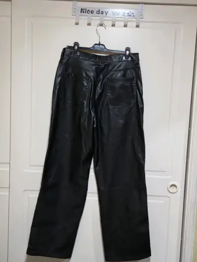 Pantalones de cuero negro para mujer - miniatura 1