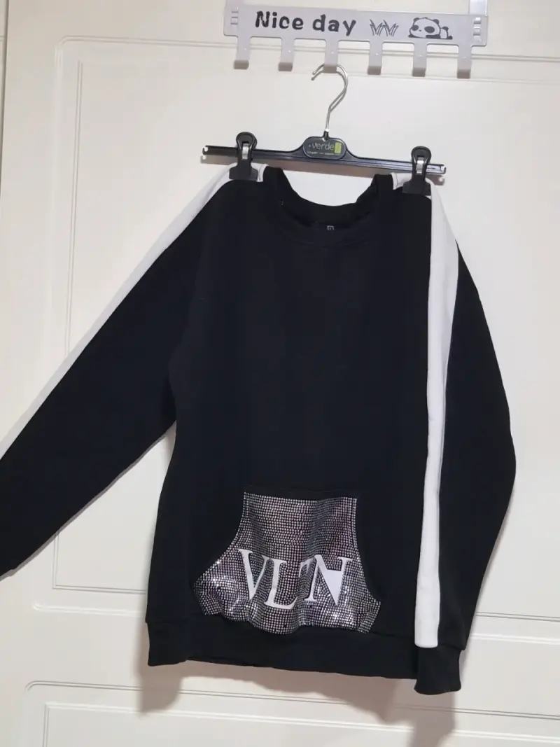 Polerón negro con bolsillo VLN - 1