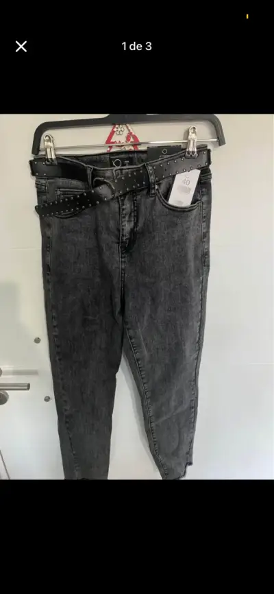 Jeans negros con cinturón de tachas - miniatura 1